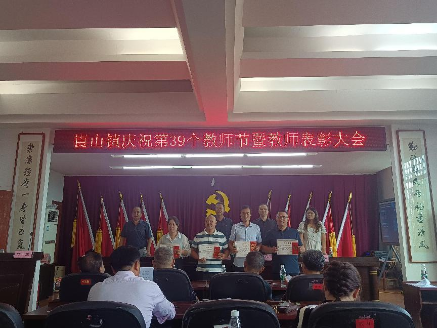 扎根農(nóng)村三十載，只為桃李競(jìng)相開