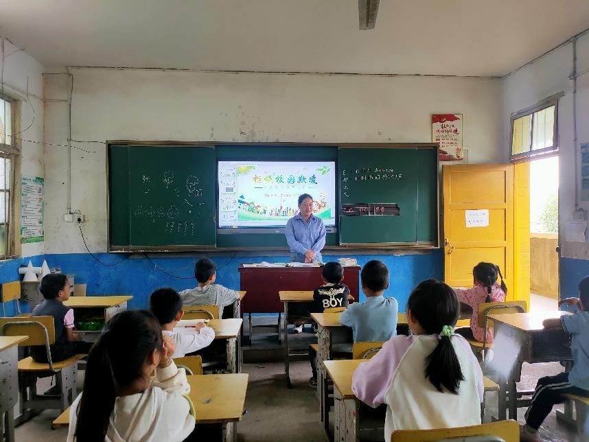 法治宣傳進(jìn)校園，普法教育你我他