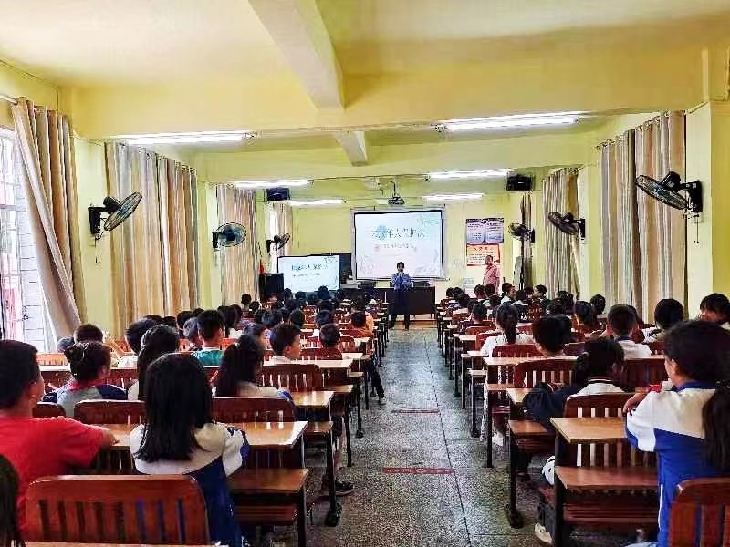 塘田市鎮(zhèn)中心完小開(kāi)展未成年人保護(hù)法法治教育課