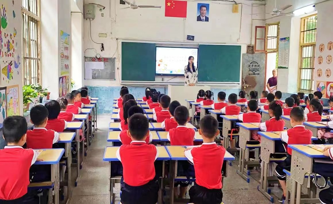 新寧縣金城學校開展一年級常規(guī)訓練展示