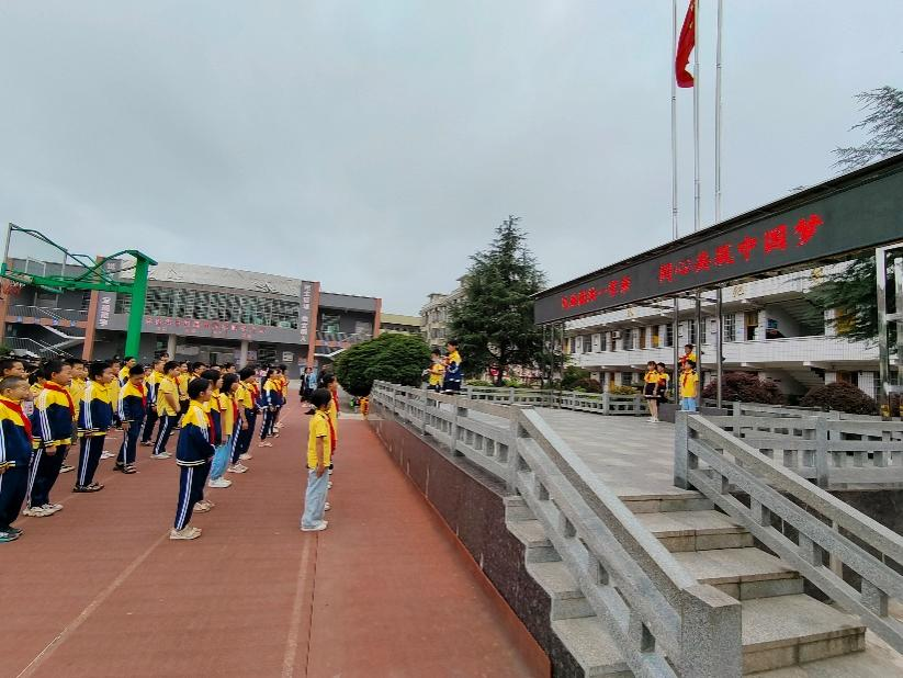 白倉鎮(zhèn)中心完小開展“民族團結(jié)一家親，同心共筑中國夢”主題講座