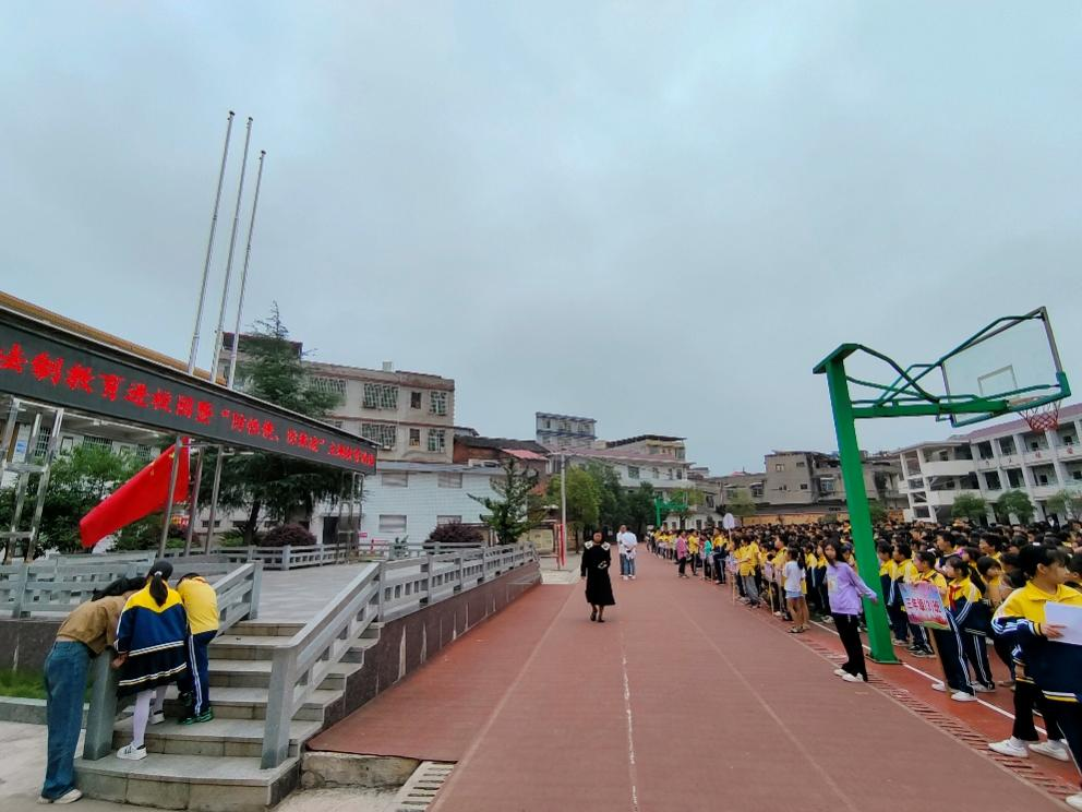 法制校長進校園