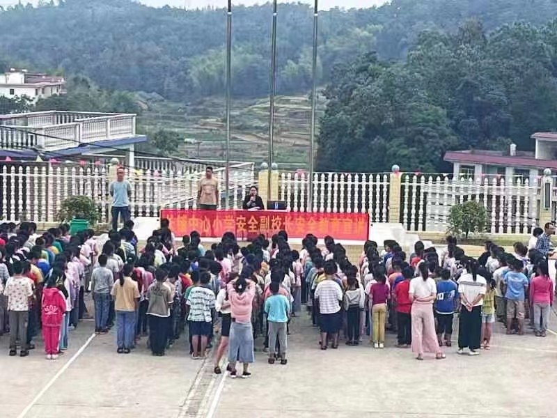 安全意識天天有   校園生活樂悠悠