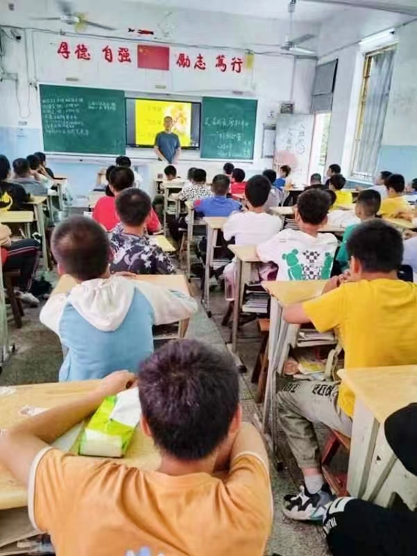 金城學(xué)校召開“利劍護(hù)蕾防性侵? 關(guān)愛成長護(hù)平安” 主題班會