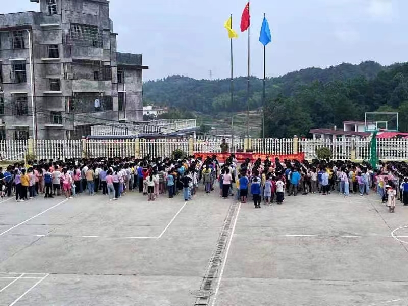 民族團(tuán)結(jié)手牽手  和諧發(fā)展心連心