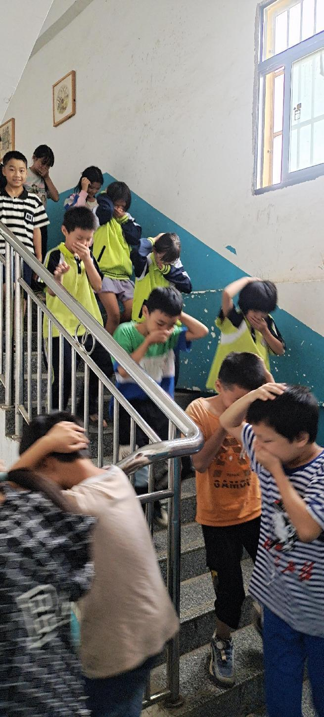 蔡橋鄉(xiāng)中心全小學(xué)舉行消防安全演練