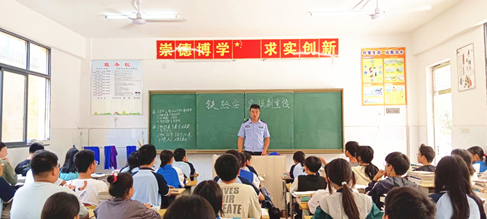 鐵路民警進(jìn)校園 護(hù)路宣傳保安全