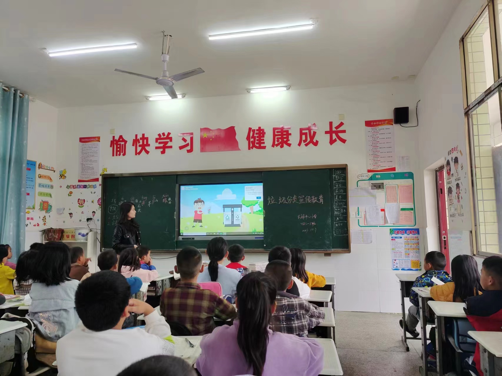 三閣司鎮(zhèn)長鋪中心小學(xué)開展垃圾分類宣傳活動