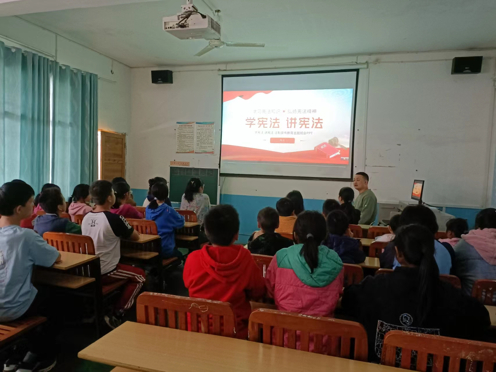 塘田市鎮(zhèn)花石小學舉行“學憲法，講憲法”宣講
