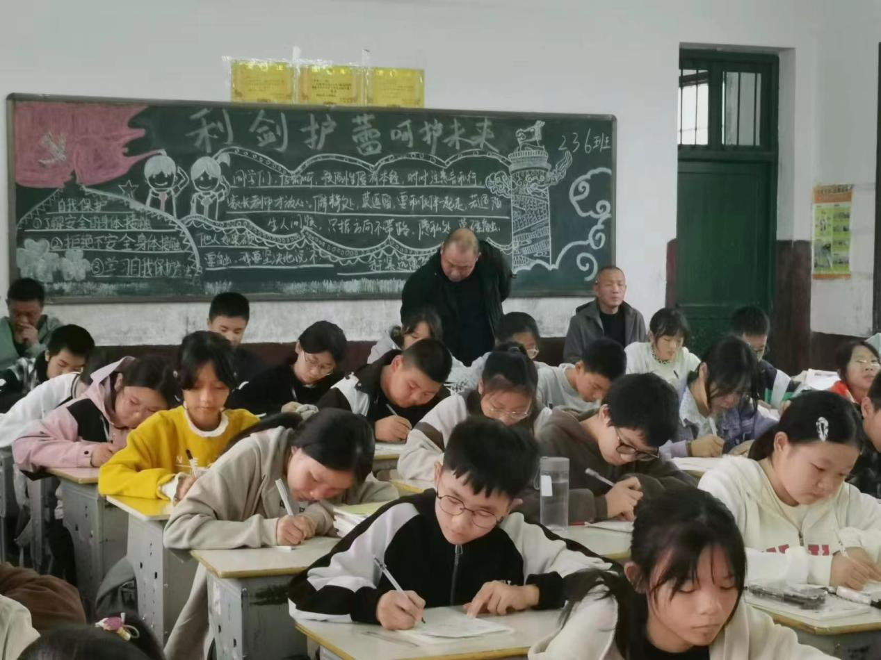 推門聽課抓常規(guī) 多彩課堂展新顏