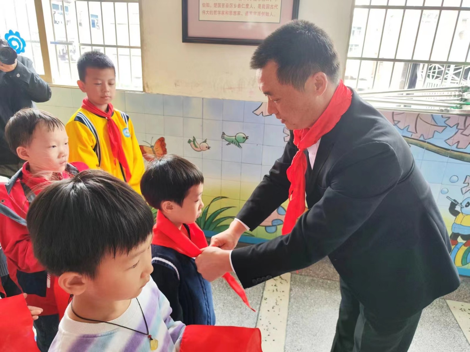 紅領(lǐng)巾心向黨，爭(zhēng)做好隊(duì)員