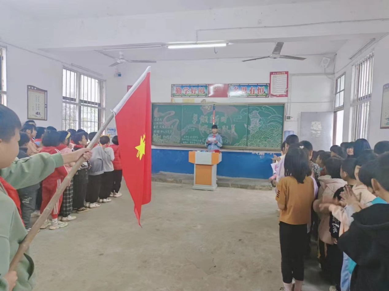 白倉鎮(zhèn)新建中學開展了“爭做新時代好隊員”主題隊日活動暨新隊員入隊儀式
