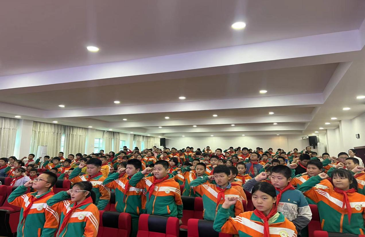 新寧縣解放小學開展“我與祖國共成長”少先隊入隊活動