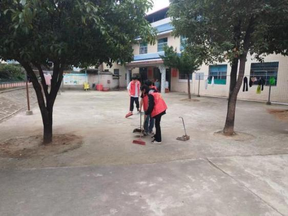 回龍寺鎮(zhèn)軍田中學(xué)“青少年關(guān)愛(ài)老年人”促民族團(tuán)結(jié)志愿者服務(wù)