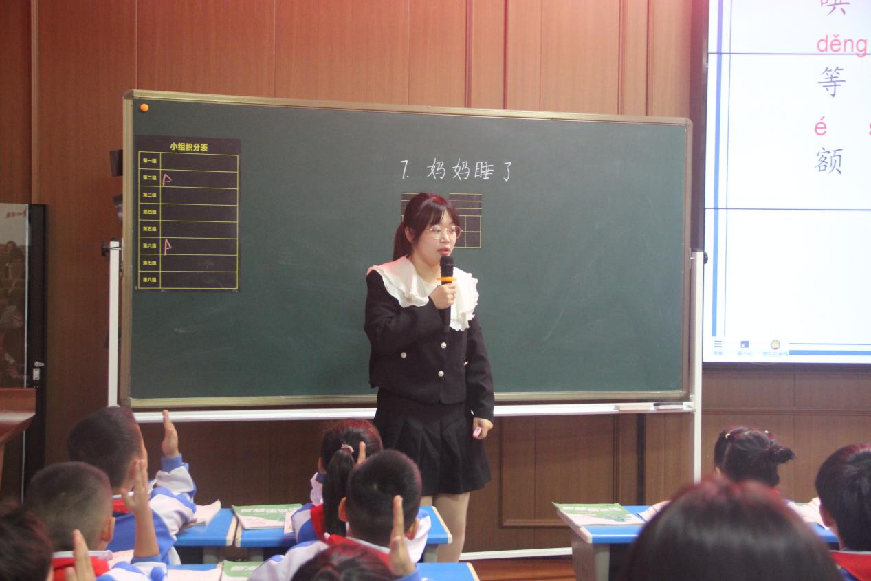 張克家名校長工作室、城區(qū)二小青藍學(xué)院聯(lián)合開展“壹課堂”研討活動