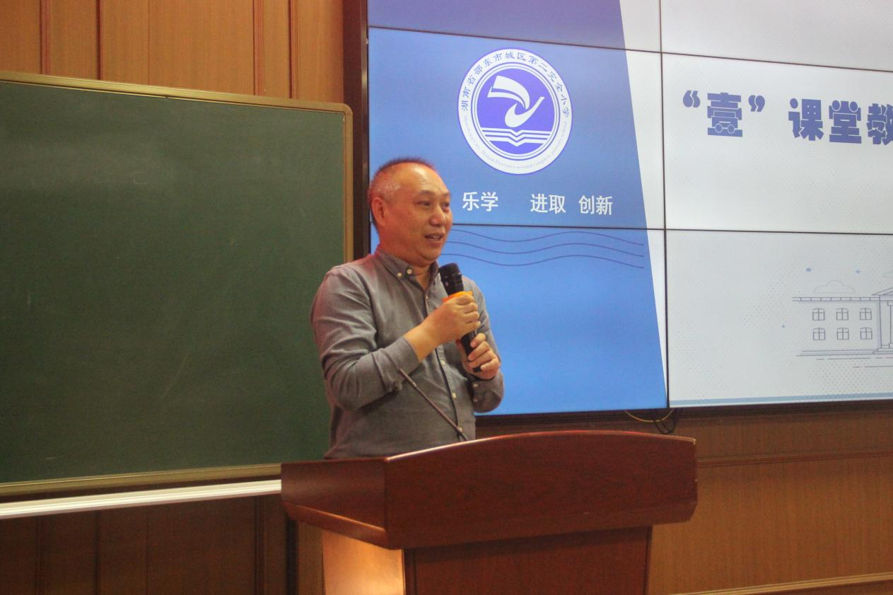 張克家名校長工作室、城區(qū)二小青藍學(xué)院聯(lián)合開展“壹課堂”研討活動