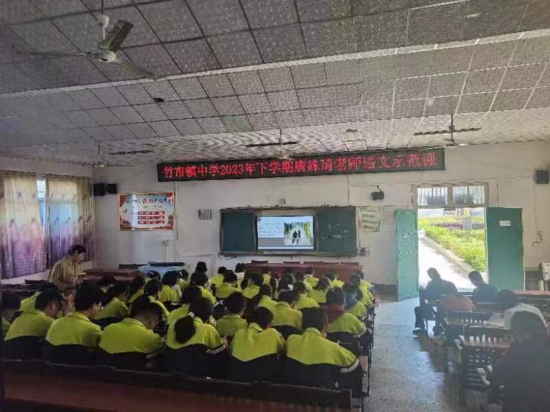 示范引領(lǐng)共奮進(jìn)，砥礪前行共芬芳