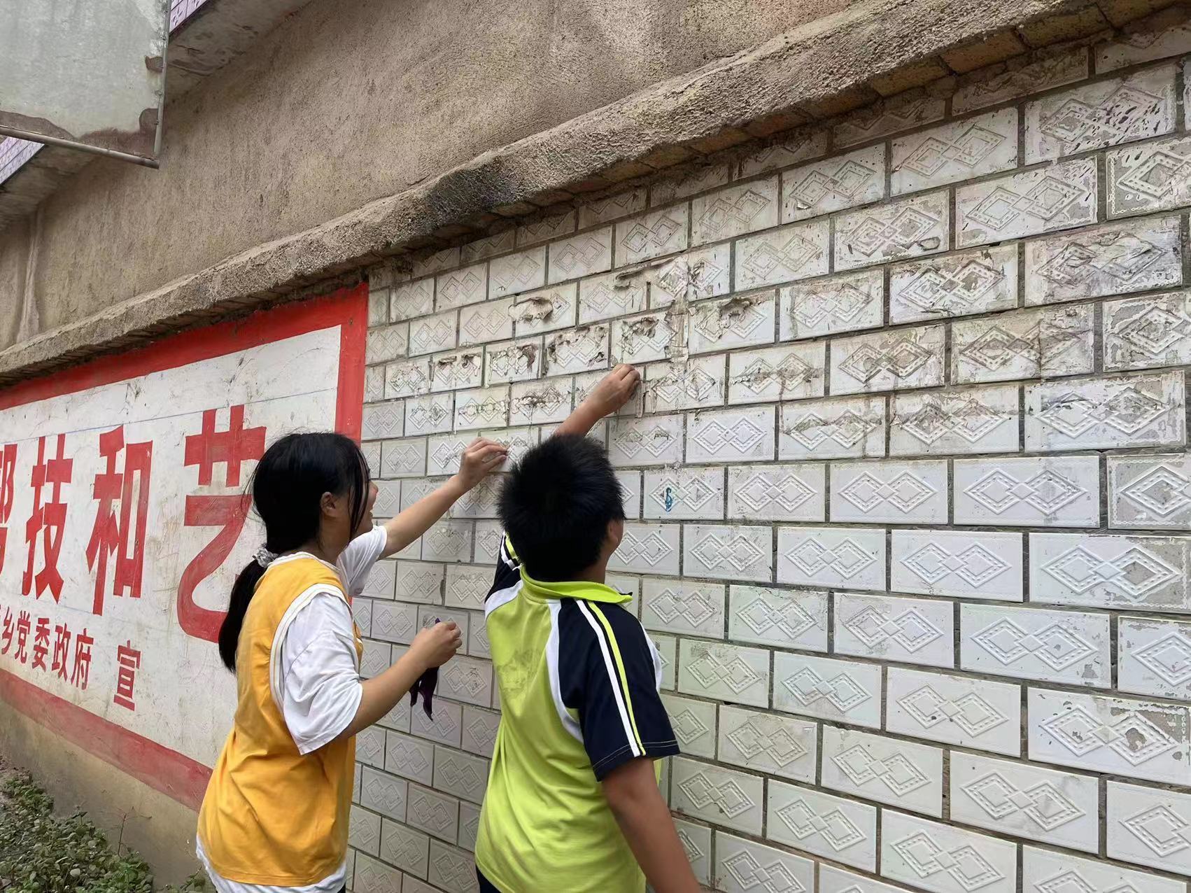 蔡橋鄉(xiāng)中心完小開(kāi)展衛(wèi)生清掃和“牛皮癬清除”工作