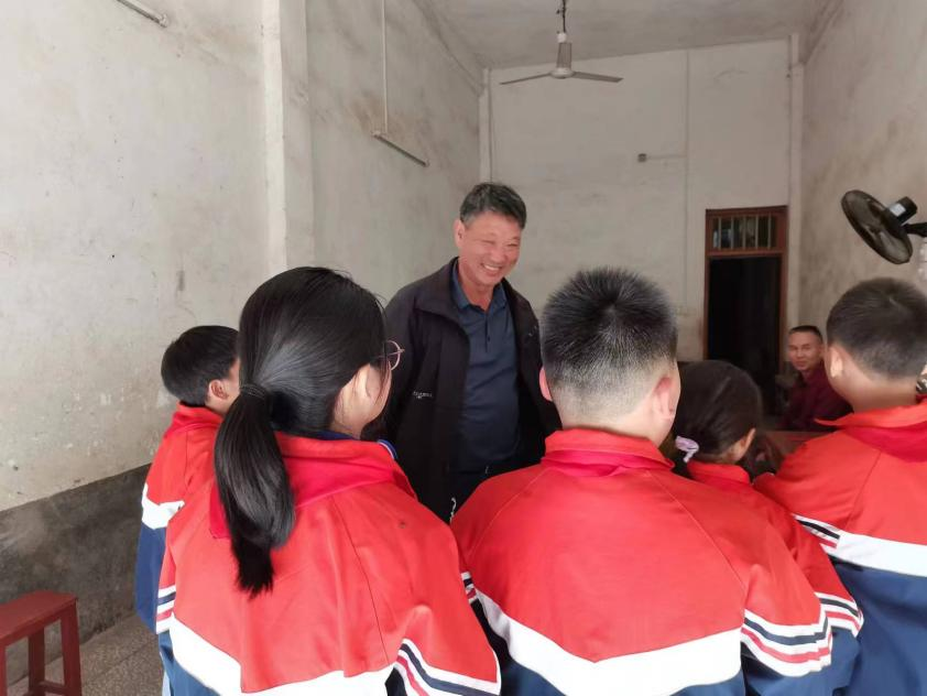 前行不忘躬耕者，重陽慰問暖秋色