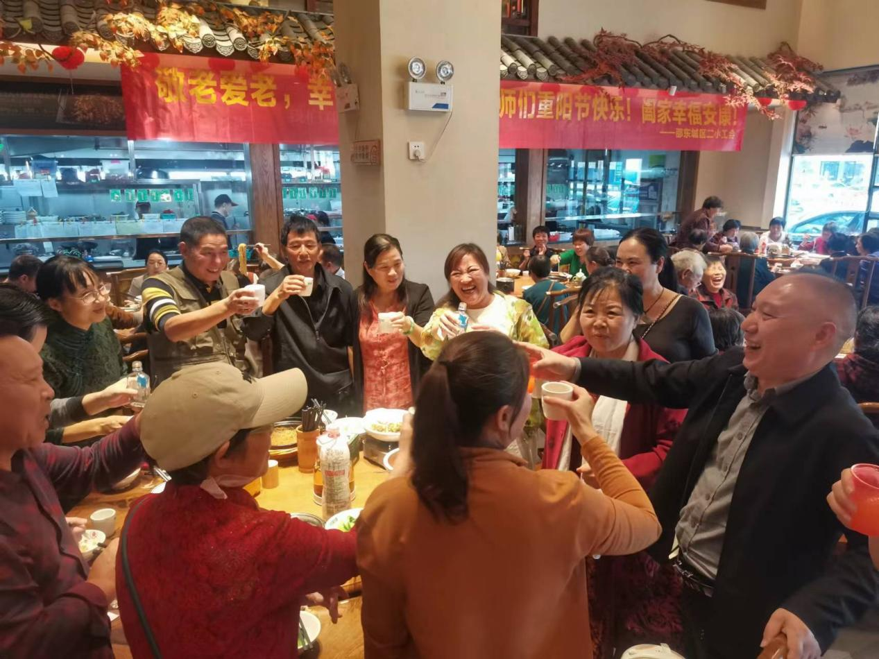 城區(qū)二小開展重陽(yáng)節(jié)系列活動(dòng)