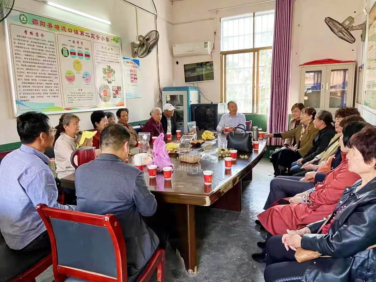 塘渡口鎮(zhèn)第二完全小學(xué)開展重陽(yáng)節(jié)活動(dòng)