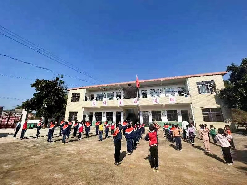 《重陽盡孝心，美德代代傳》