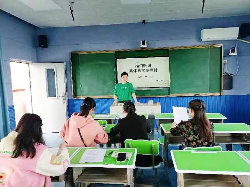 下花橋鎮(zhèn)中心完全小學(xué)召開教研工作會(huì)議