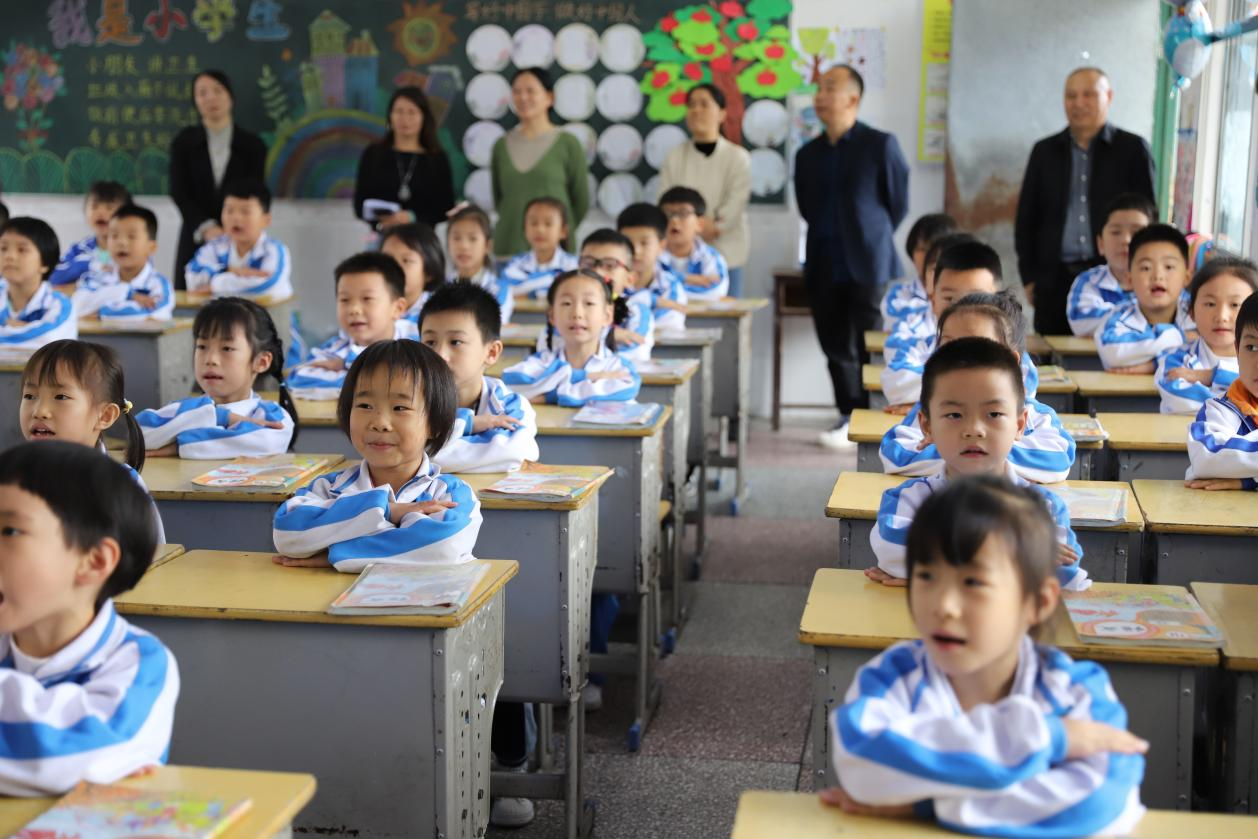 城區(qū)二小開展一年級行為習慣展示活動