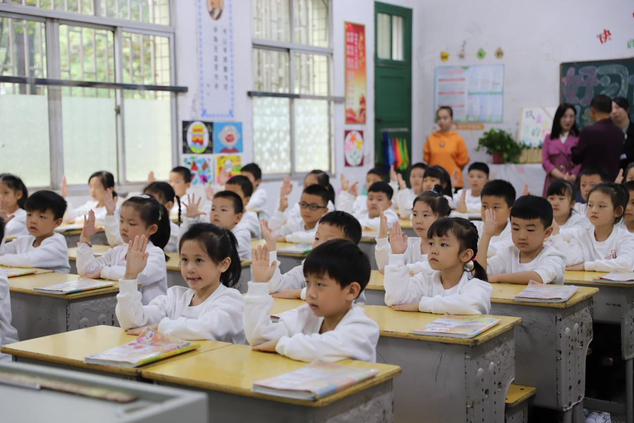 城區(qū)二小開展一年級行為習慣展示活動