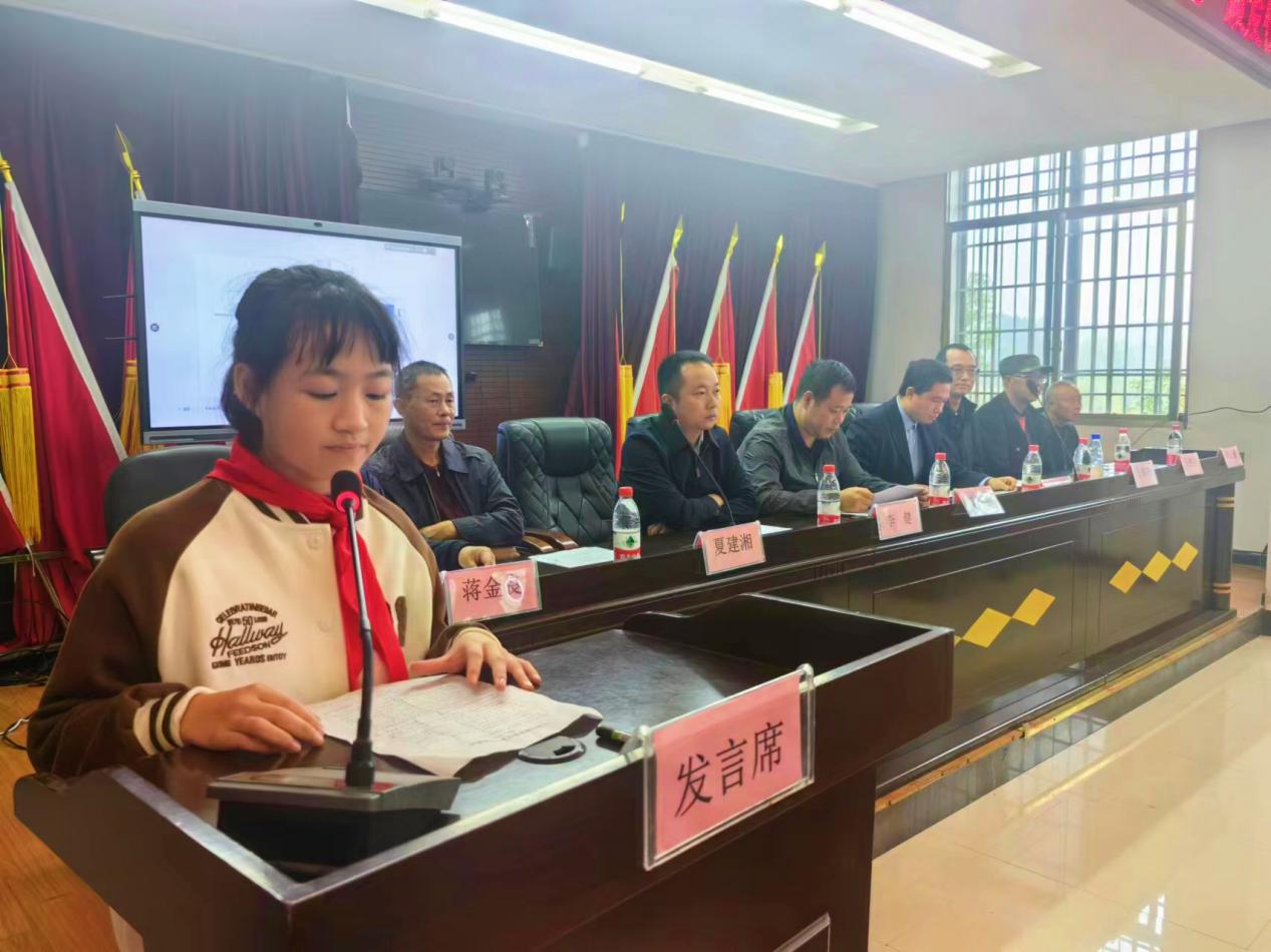 新寧縣崀山鎮(zhèn)中心學(xué)校 舉行“明志教育基金”頒獎(jiǎng)典禮