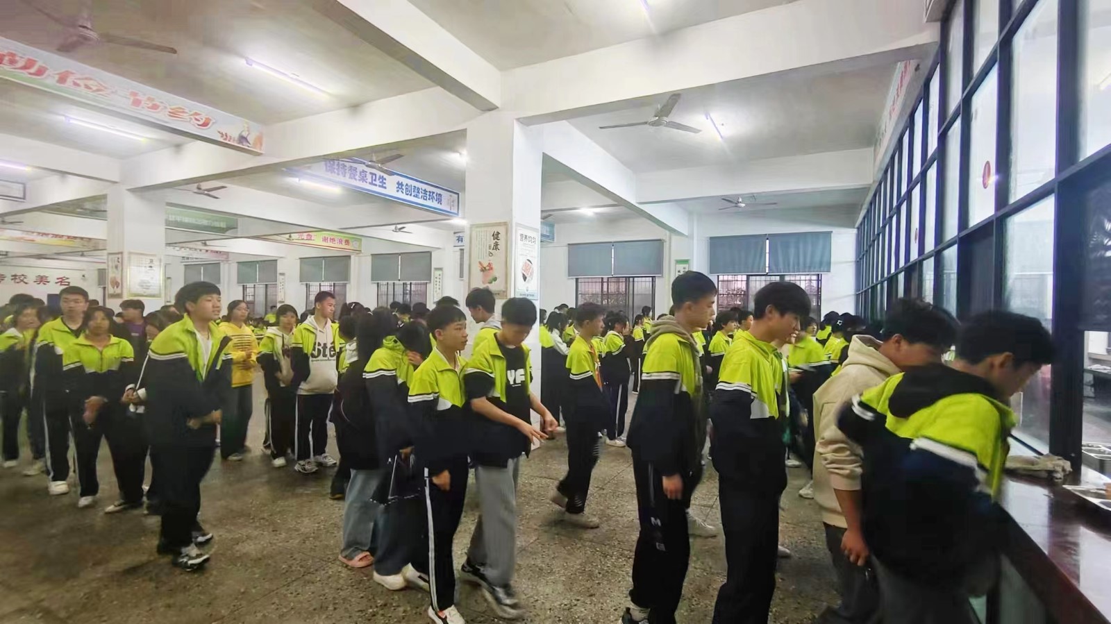 文明排隊，守護“食”光