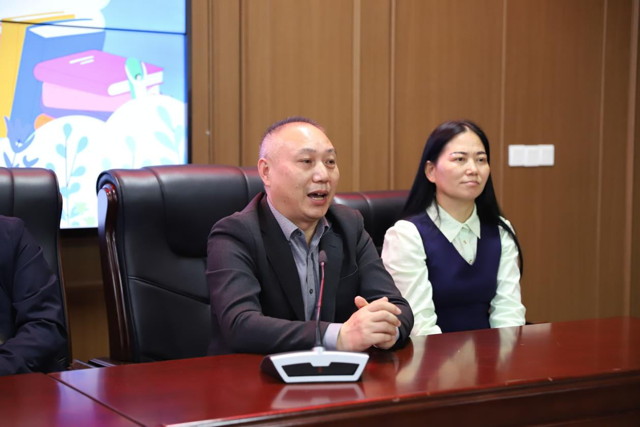 城區(qū)二小“家長學(xué)?！遍_學(xué)，三方協(xié)同育人