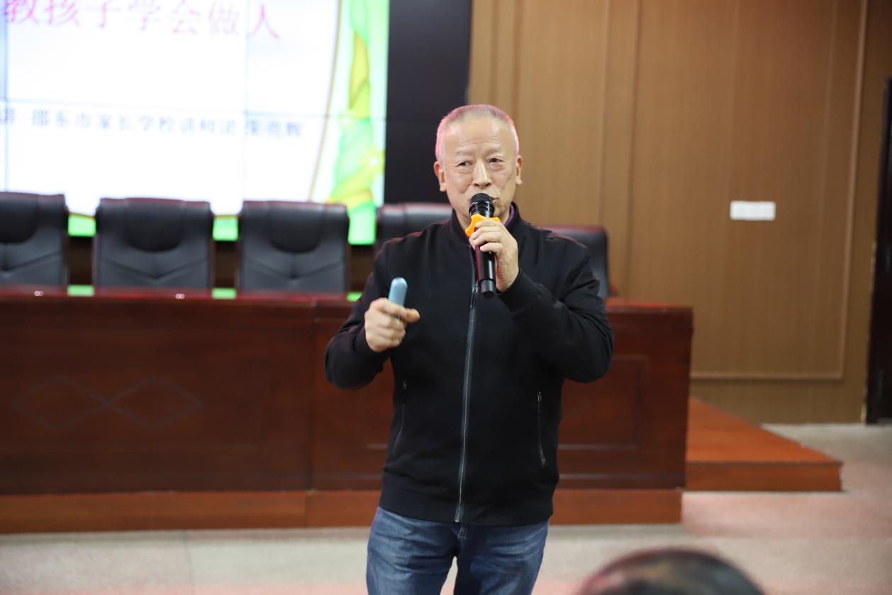 城區(qū)二小“家長學(xué)校”開學(xué)，三方協(xié)同育人