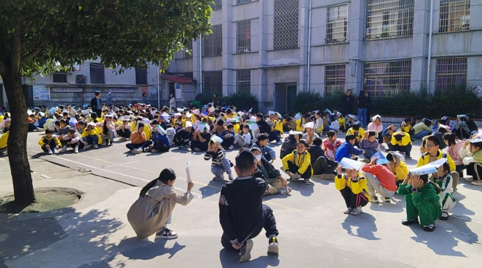 2023年秋季武岡市紅星小學(xué) 開展防震、消防、防恐、防暴綜合安全應(yīng)急疏散集中演練