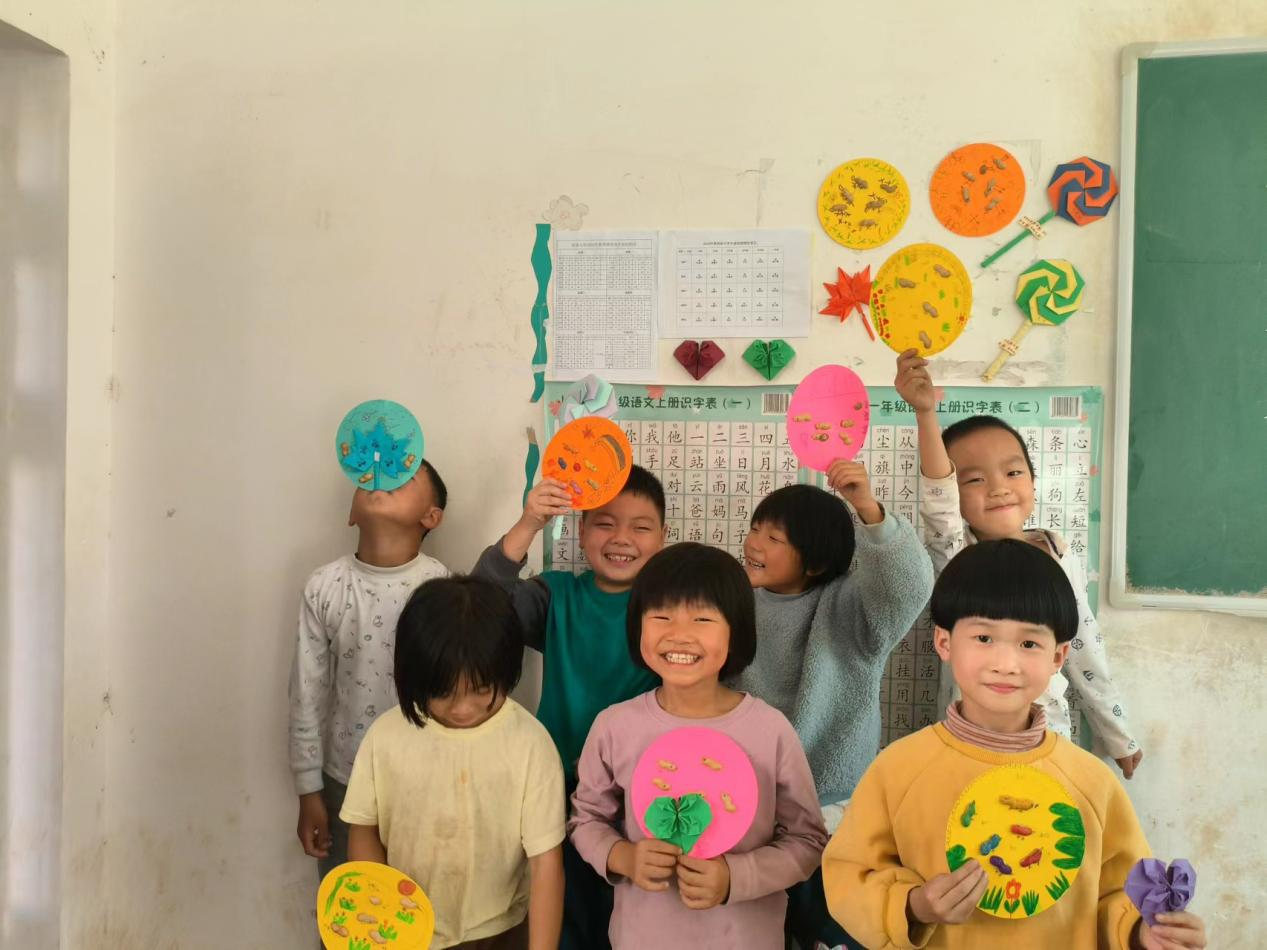 無私奉獻(xiàn)向教育 愛心澆灌為學(xué)生