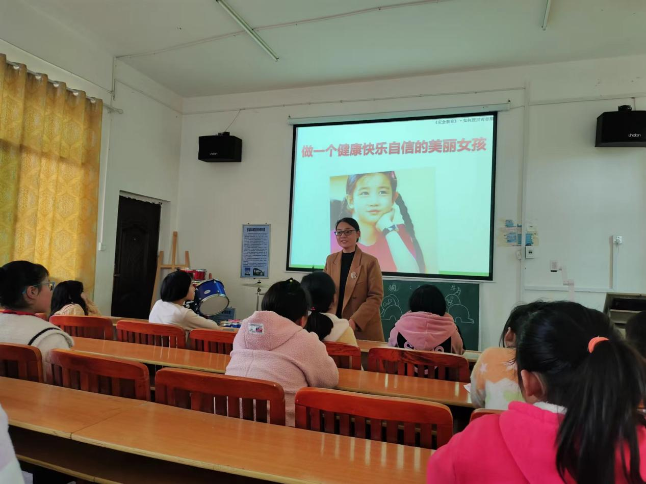 無私奉獻(xiàn)向教育 愛心澆灌為學(xué)生