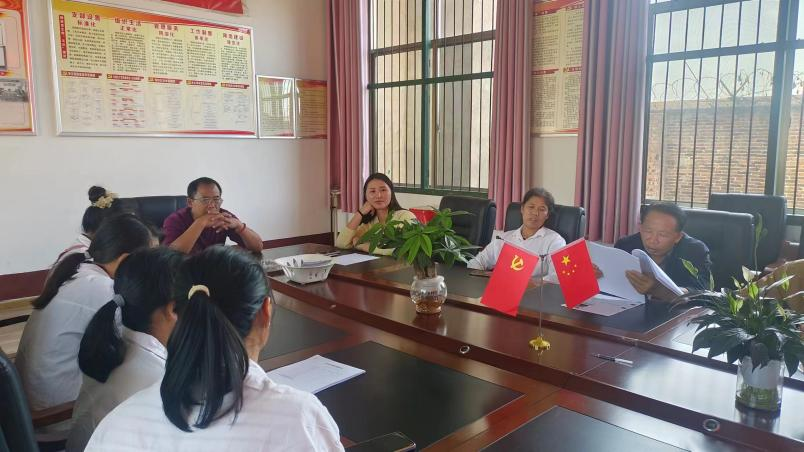 金石鎮(zhèn)白沙中學(xué)開展食堂從業(yè)人員培訓(xùn)會(huì)