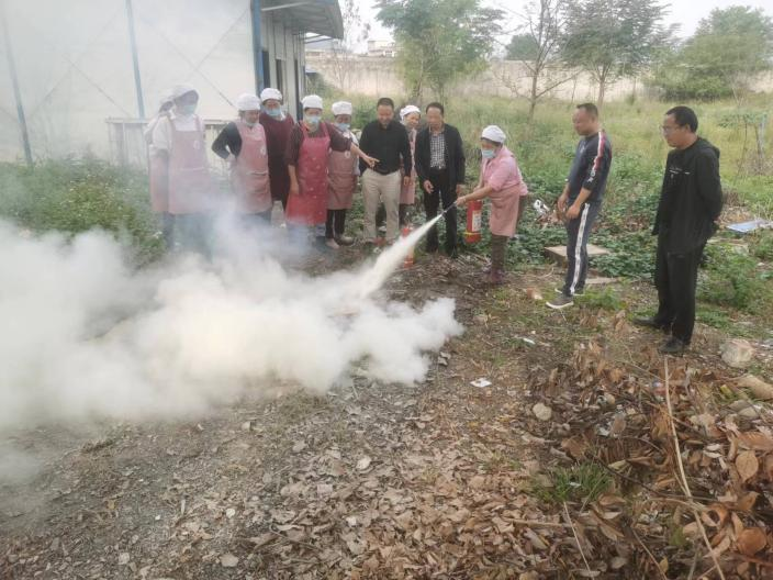 金石鎮(zhèn)白沙中學(xué)開展食堂從業(yè)人員培訓(xùn)會(huì)