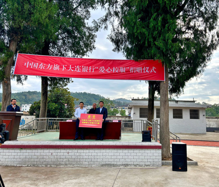 “愛是清泉，澆灌片片綠葉”