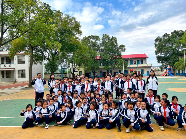 “愛是清泉，澆灌片片綠葉”