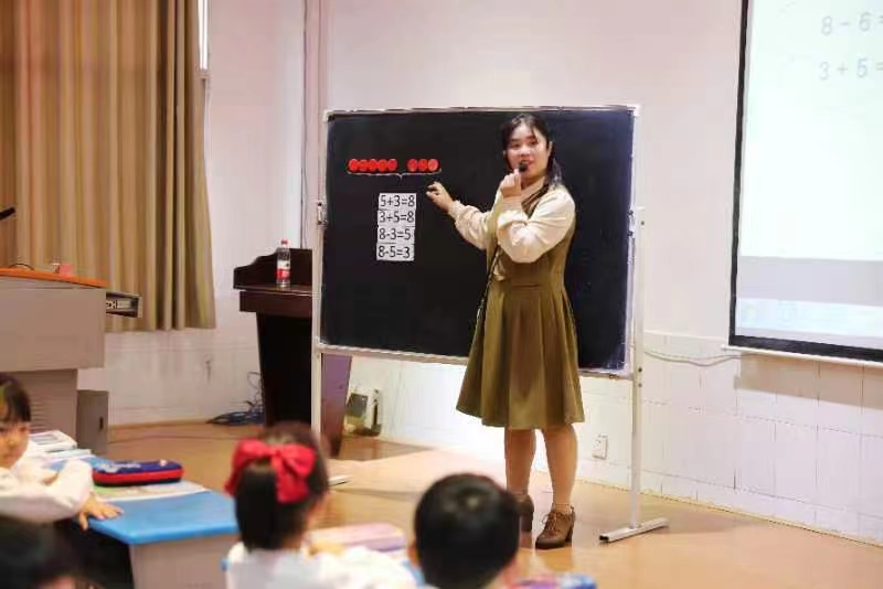 城區(qū)二小舉行青藍學(xué)院數(shù)學(xué)“菁優(yōu)課”展示活動