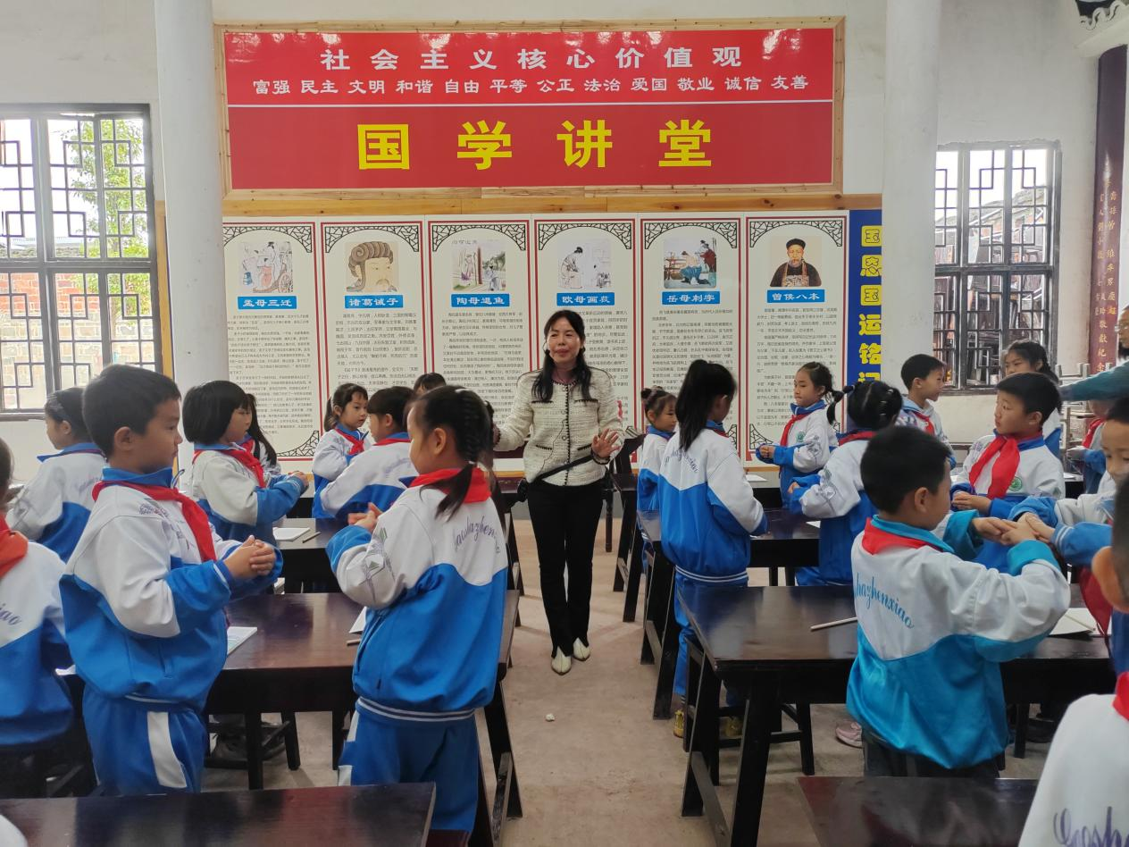 洞口縣高沙鎮(zhèn)中心小學開展參觀曾八支祠研學活動