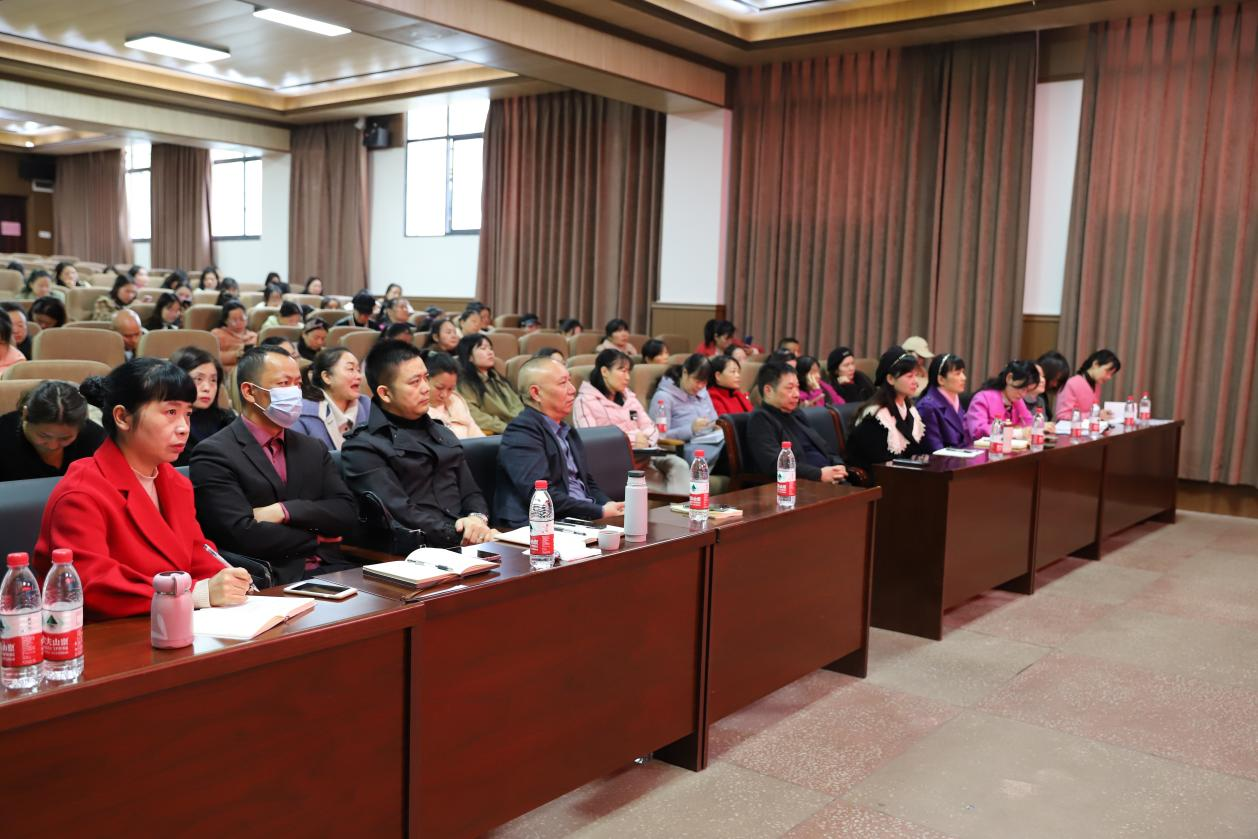 城區(qū)二小舉行“學習任務群”視域下單元整體教學設計主題講座