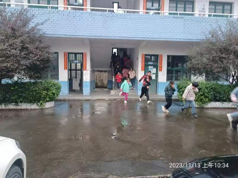 新寧縣崀山鎮(zhèn)七星橋小學(xué)開(kāi)展消防演練活動(dòng)