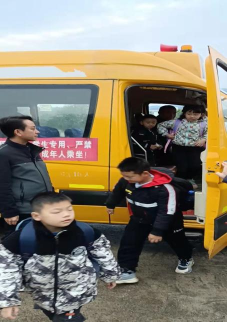 新寧縣崀山鎮(zhèn)窯市中心小學(xué)開展校車安全應(yīng)急演練