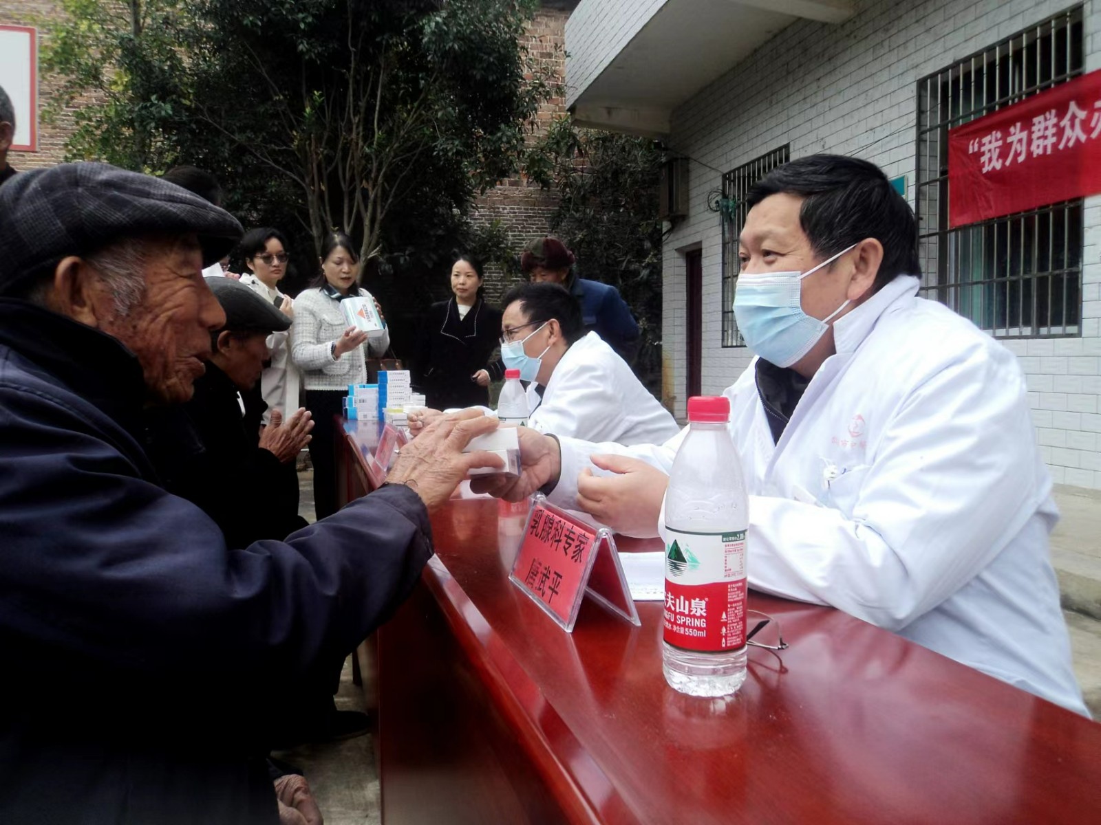 九三學(xué)社邵陽市委志愿者送醫(yī)下鄉(xiāng)慰冬寒