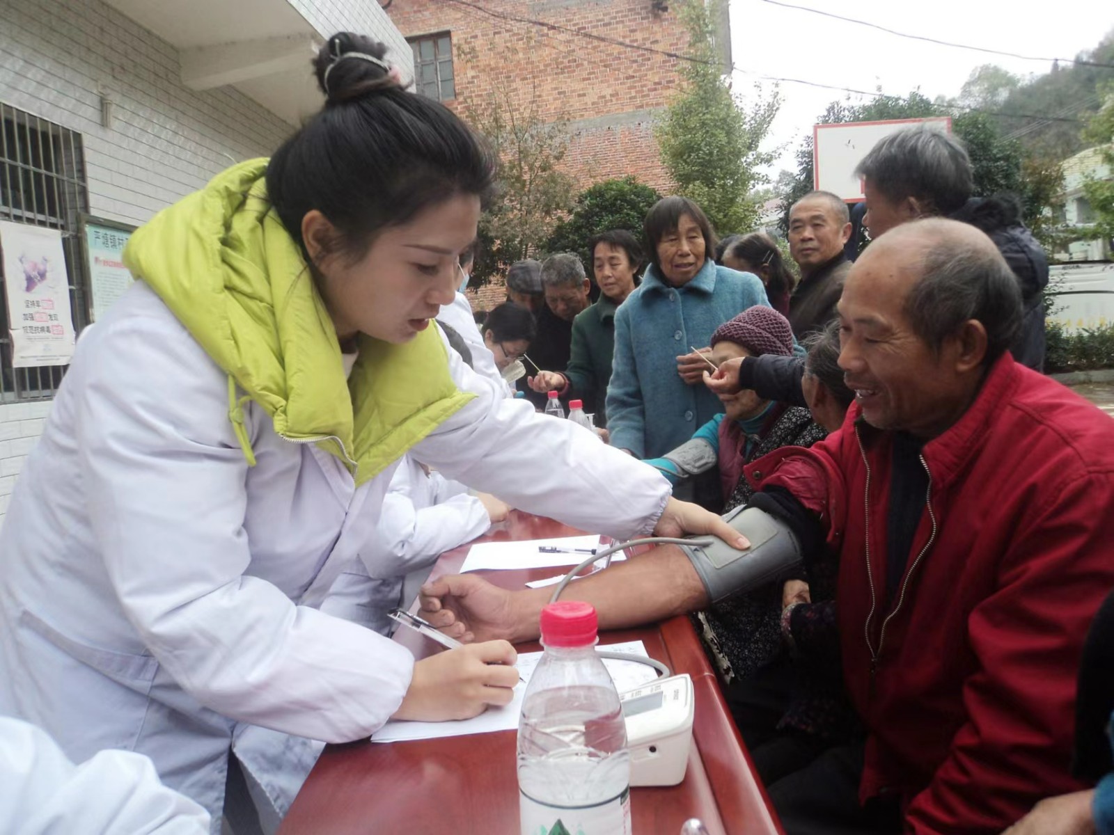 九三學(xué)社邵陽市委志愿者送醫(yī)下鄉(xiāng)慰冬寒
