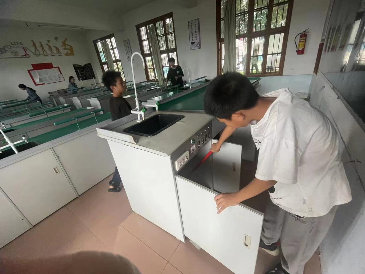 新寧縣崀山鎮(zhèn)窯市中學(xué) 開展“優(yōu)化校園環(huán)境”系列活動