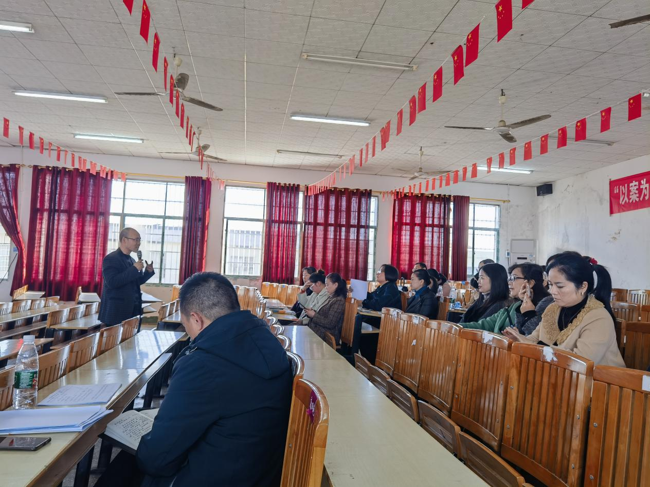 行夯實(shí)基礎(chǔ)之實(shí)，育教學(xué)教研之花