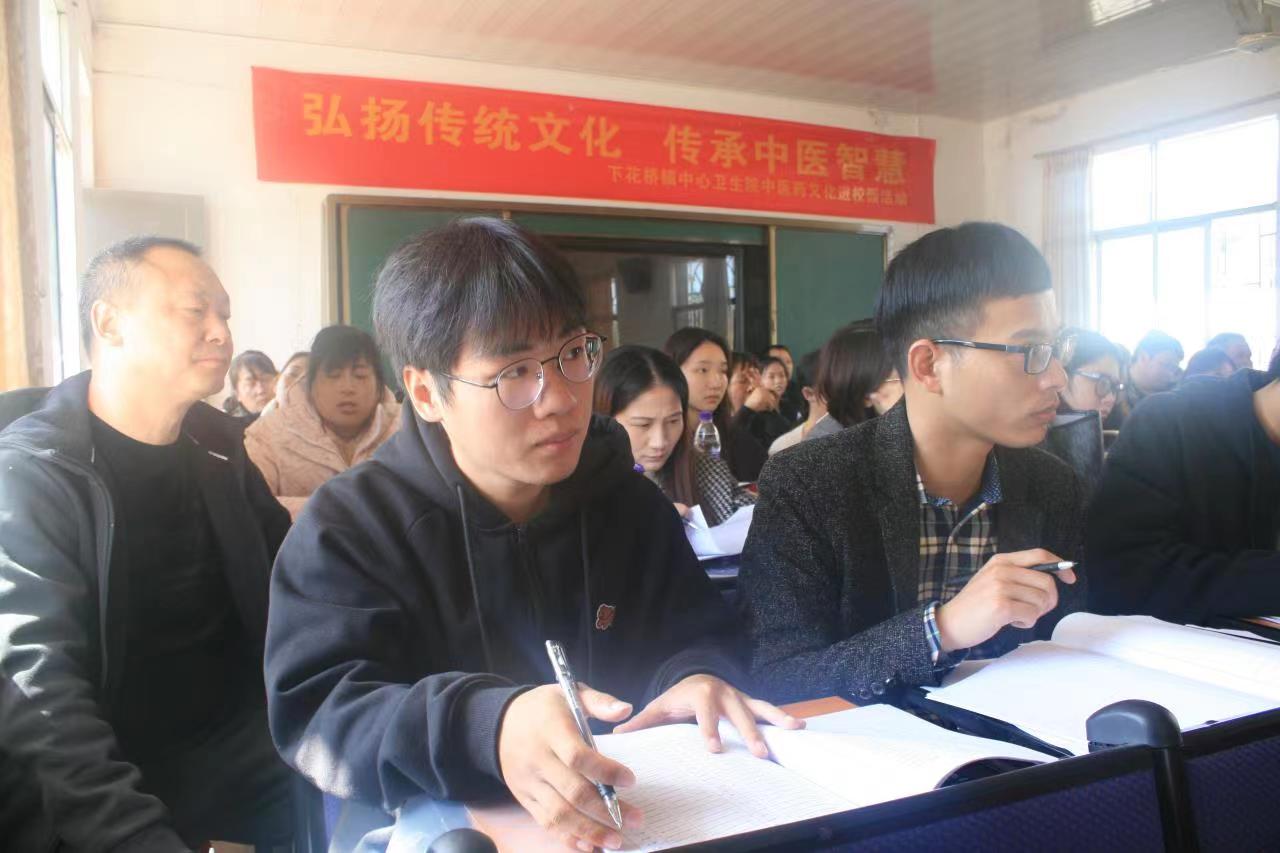 下花橋鎮(zhèn)中心學(xué)校初中部校本研修活動(dòng)有聲有色